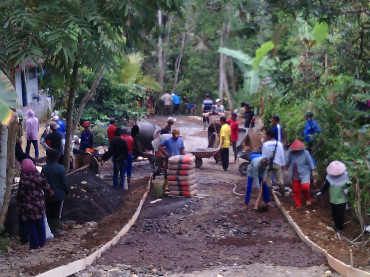 Warga Dusun Cibayawak  Bangun TPT Dengan Swadaya