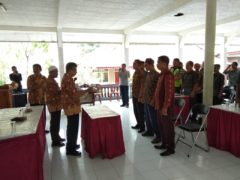 PANITIA PILKADES LANTIK KETUA KPPS DESA SIDAMULIH