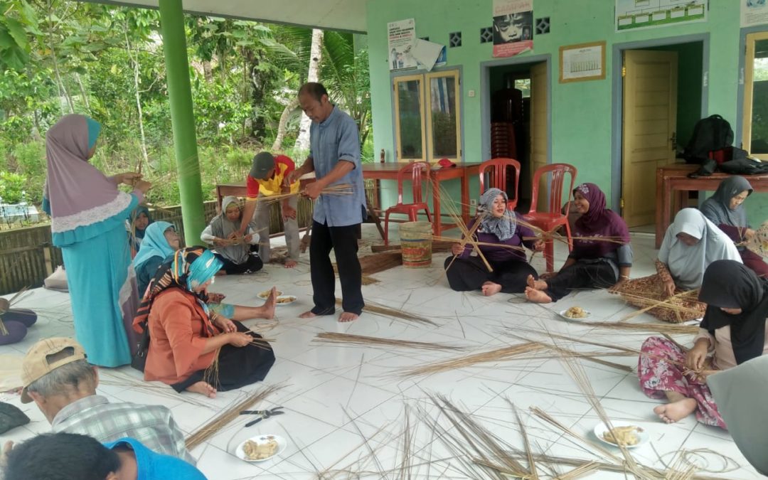 Pelatihan sapu lidi untuk peyandang disabilitas desa sidamulih
