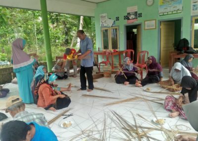 Pelatihan sapu lidi untuk peyandang disabilitas desa sidamulih