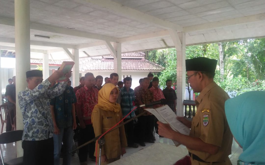 Kepala Desa Lantik Kaur Keuangan Desa Sidamulih