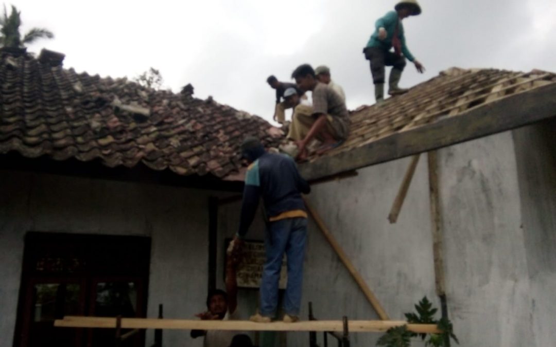 Masyarakat RW 05 Rehab Madrasah Secara Swadaya