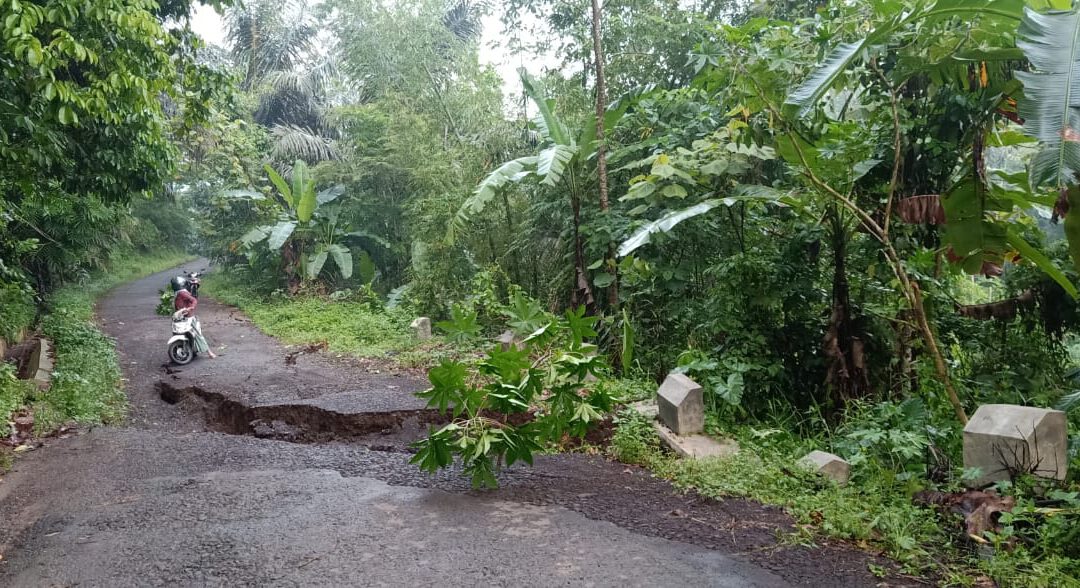 AKSES JALAN ANGSANA – GUNUNG KELIR TERPUTUS AKIBAT JALAN ANJLOK