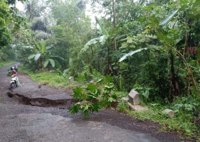 AKSES JALAN ANGSANA – GUNUNG KELIR TERPUTUS AKIBAT JALAN ANJLOK