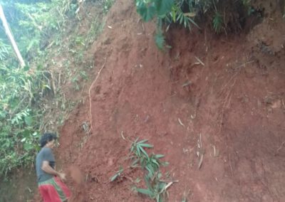 Tebing jalur alternatif desa longsor