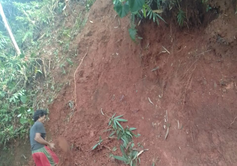 Tebing jalur alternatif desa longsor