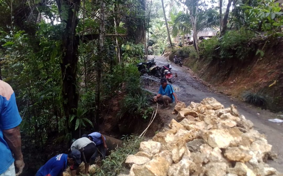Pemasangan beronjong di wilayah RT 5