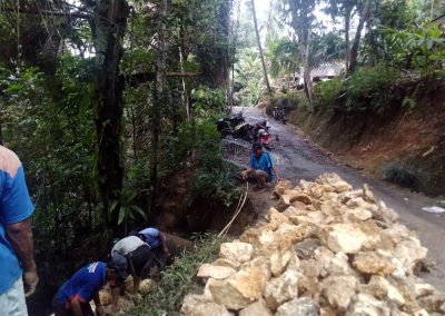 Pemasangan beronjong di wilayah RT 5