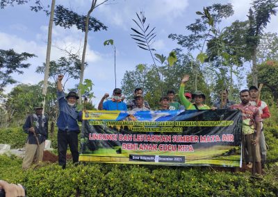 Penanaman 250 pohon d area TPU RW 06 Dusun legekmenol