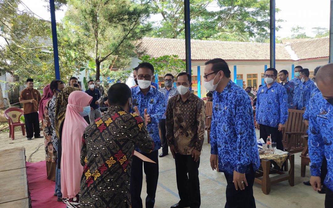 Bupati Ciamis Serahkan Bantuan Stimulan Korban Bencana Bumi Di Desa Sidamulih