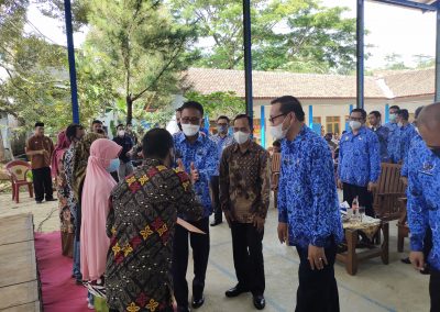 Bupati Ciamis Serahkan Bantuan Stimulan Korban Bencana Bumi Di Desa Sidamulih