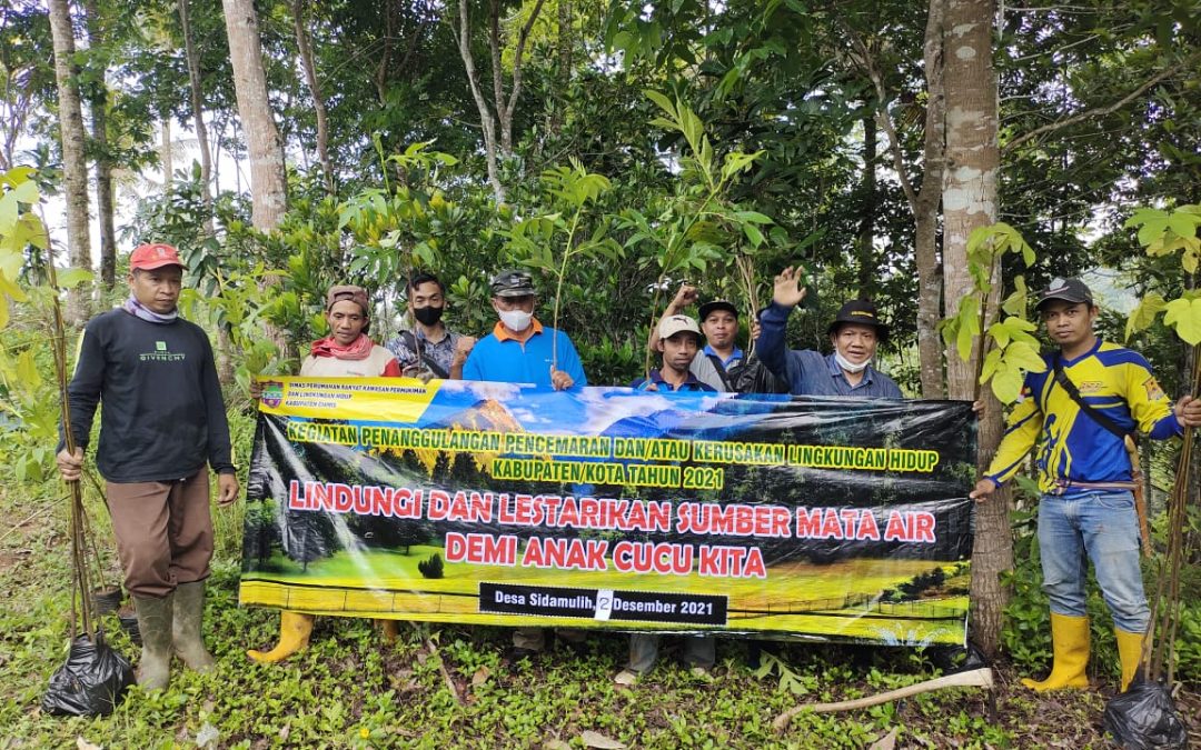 Dinas DPRKPLH Kab Ciamis Tanaman Pohon Di Sumber Mata Air Bersama Pemerintah Desa Sidamulih