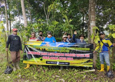 Dinas DPRKPLH Kab Ciamis Tanaman Pohon Di Sumber Mata Air Bersama Pemerintah Desa Sidamulih
