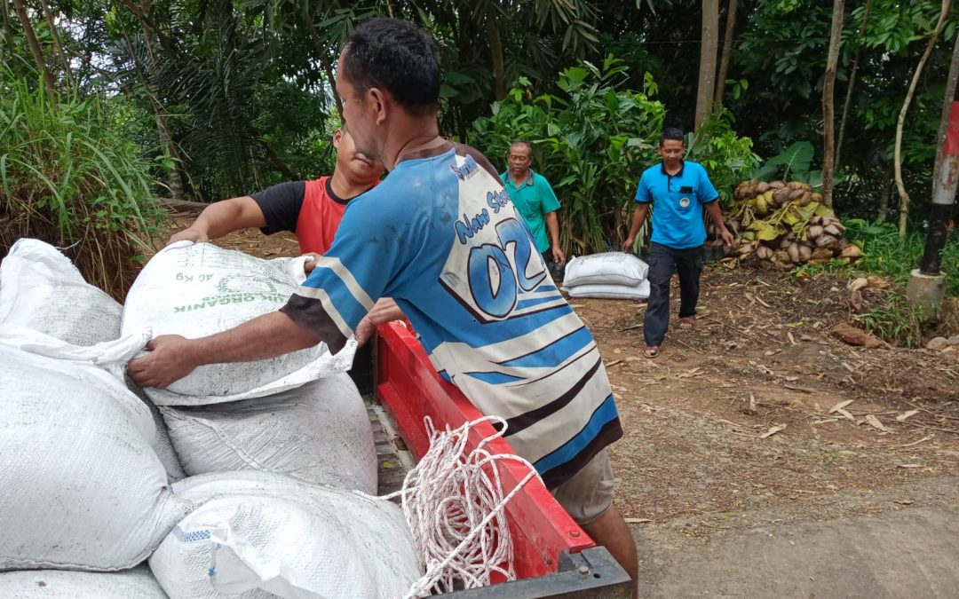 Pendistribusian pupuk organik untuk tanaman  sumber mata Air