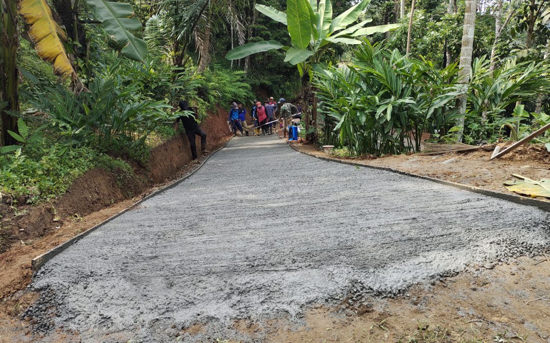 Masyarakat DKM III Al – Hikmah Membangun Jalan Rambat Beton Untuk Akses Parkir