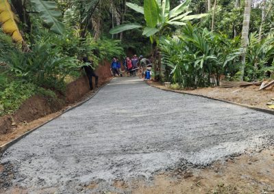 Masyarakat DKM III Al – Hikmah Membangun Jalan Rambat Beton Untuk Akses Parkir