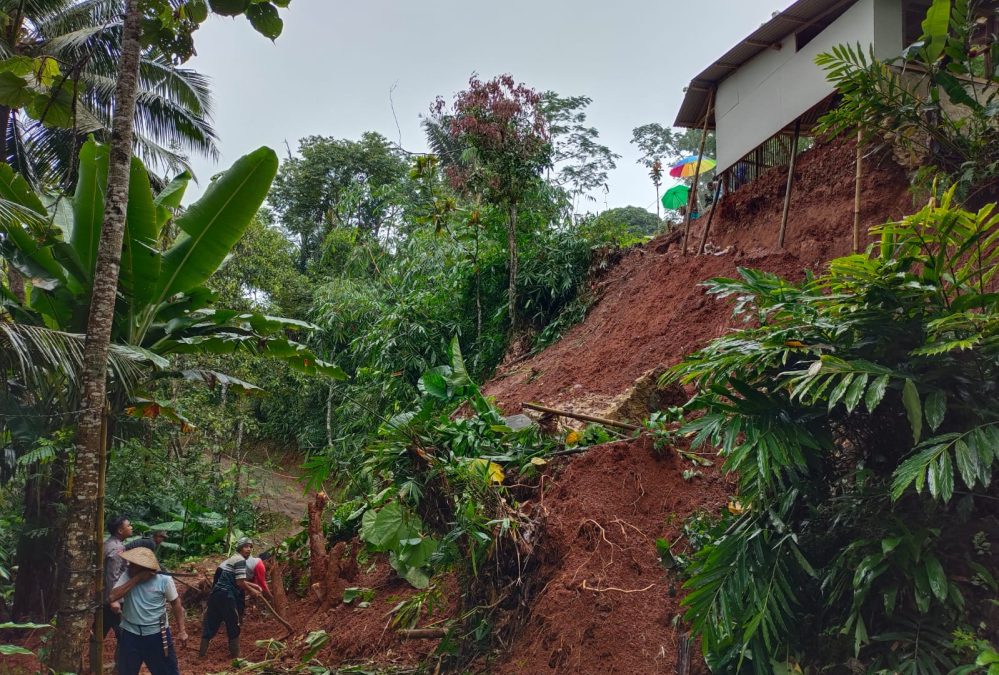 Akibat hujan Deras Jalan Angsana – Gunungkelir Longsor