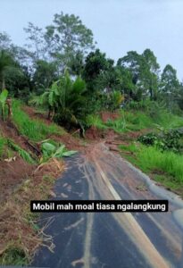 Kejadian longsor menutupi jalan Sidamulih -Neglasari