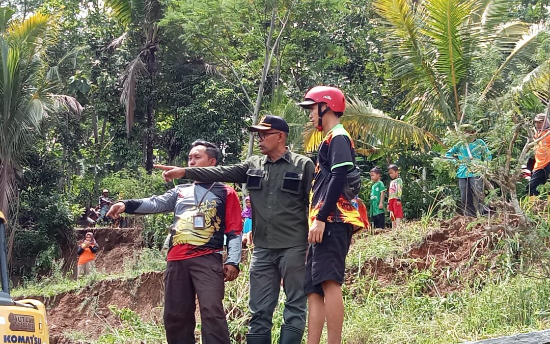 Kepala Desa Sidamulih Monitor Pembersihan longsoran Tanah