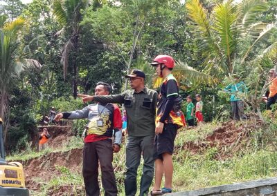 Kepala Desa Sidamulih Monitor Pembersihan longsoran Tanah